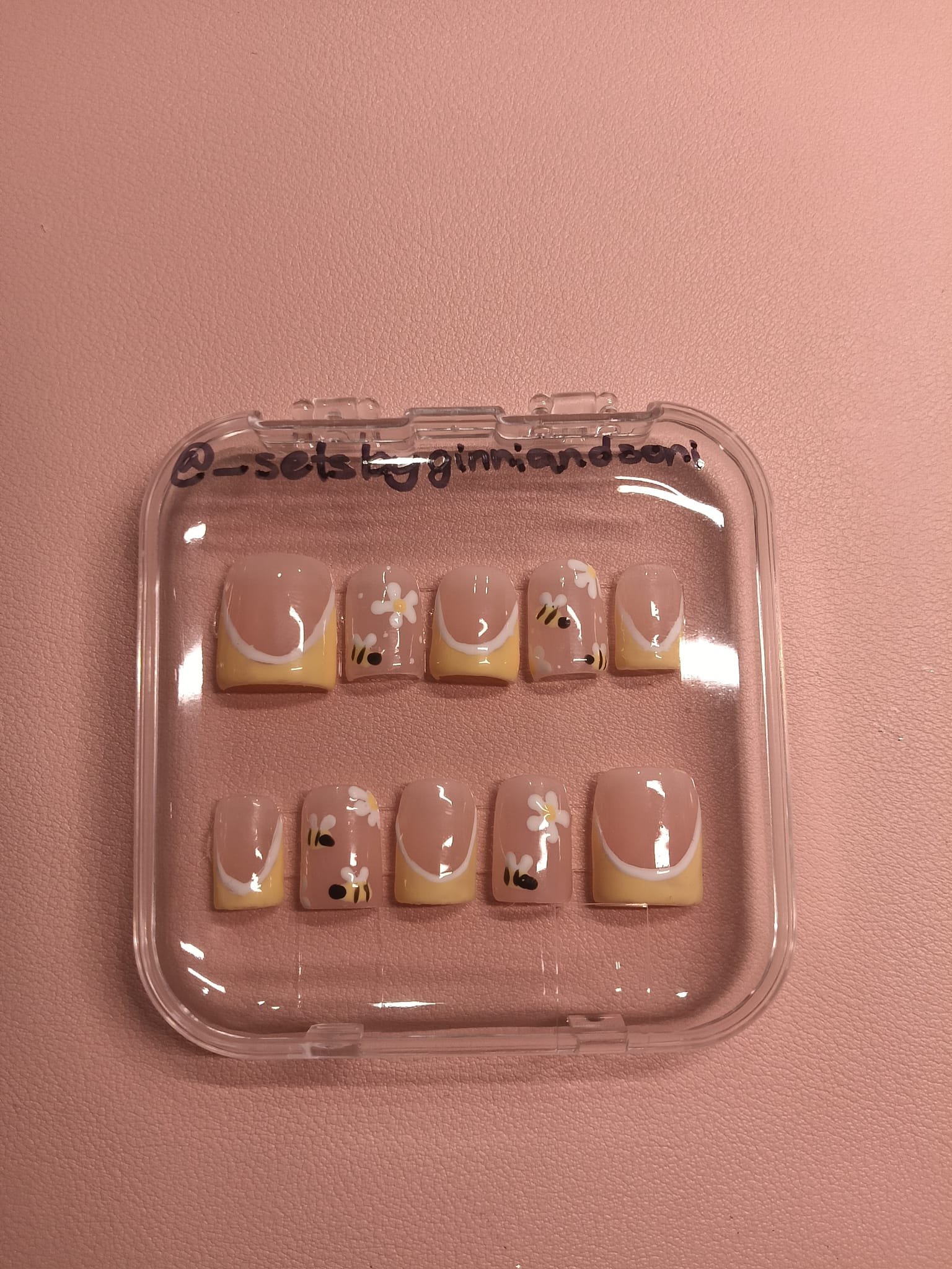 Honey Bee & Sunny Daisy press-on nail set by Sets by Ginni
