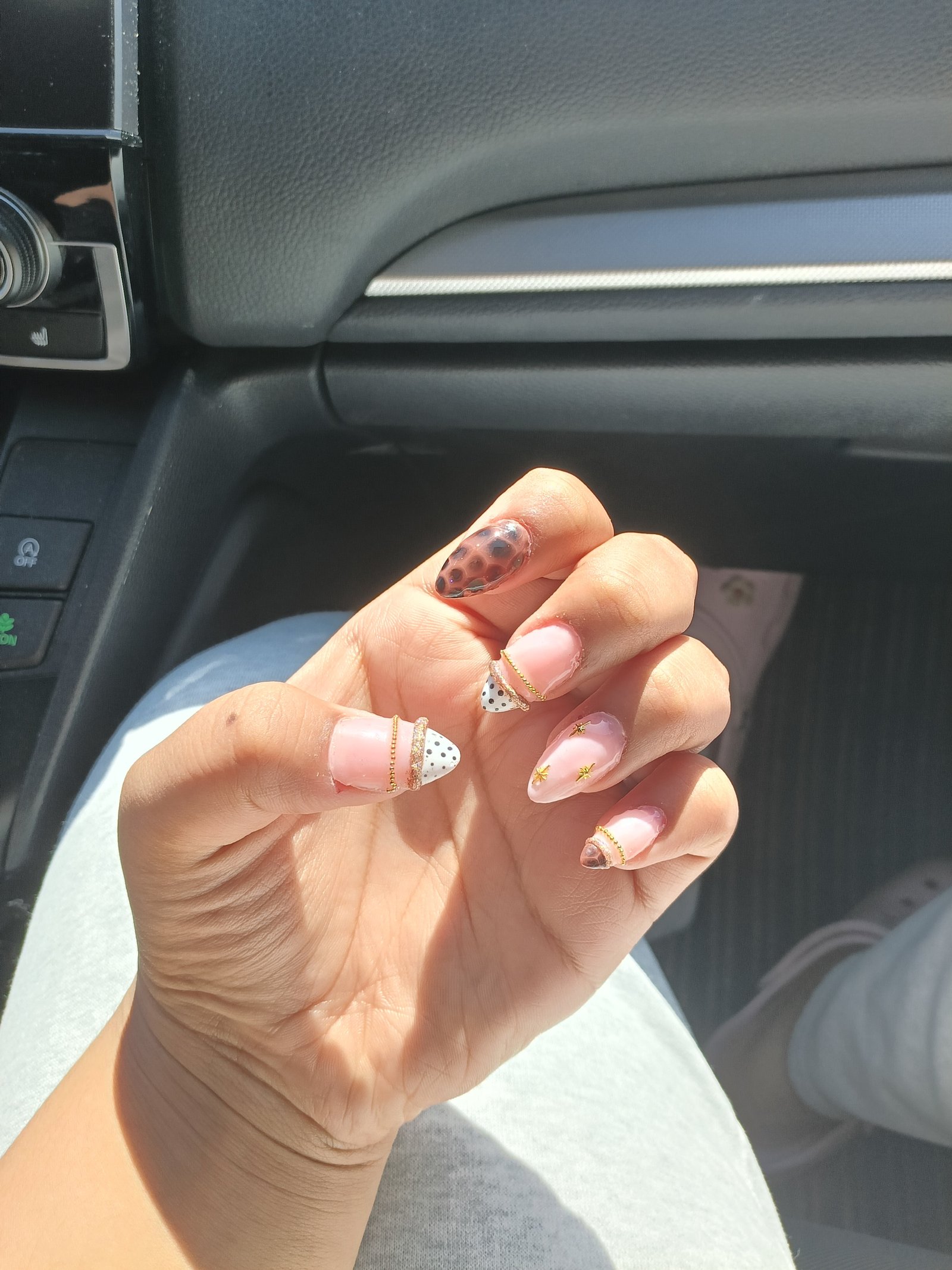 Tortoiseshell & Gold Chain Star — Sets by Ginni nail set worn on hands